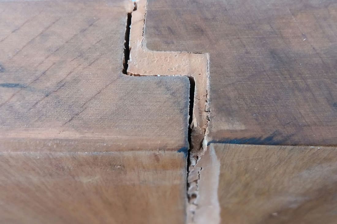 Wood shrink and wood filler rift cracked