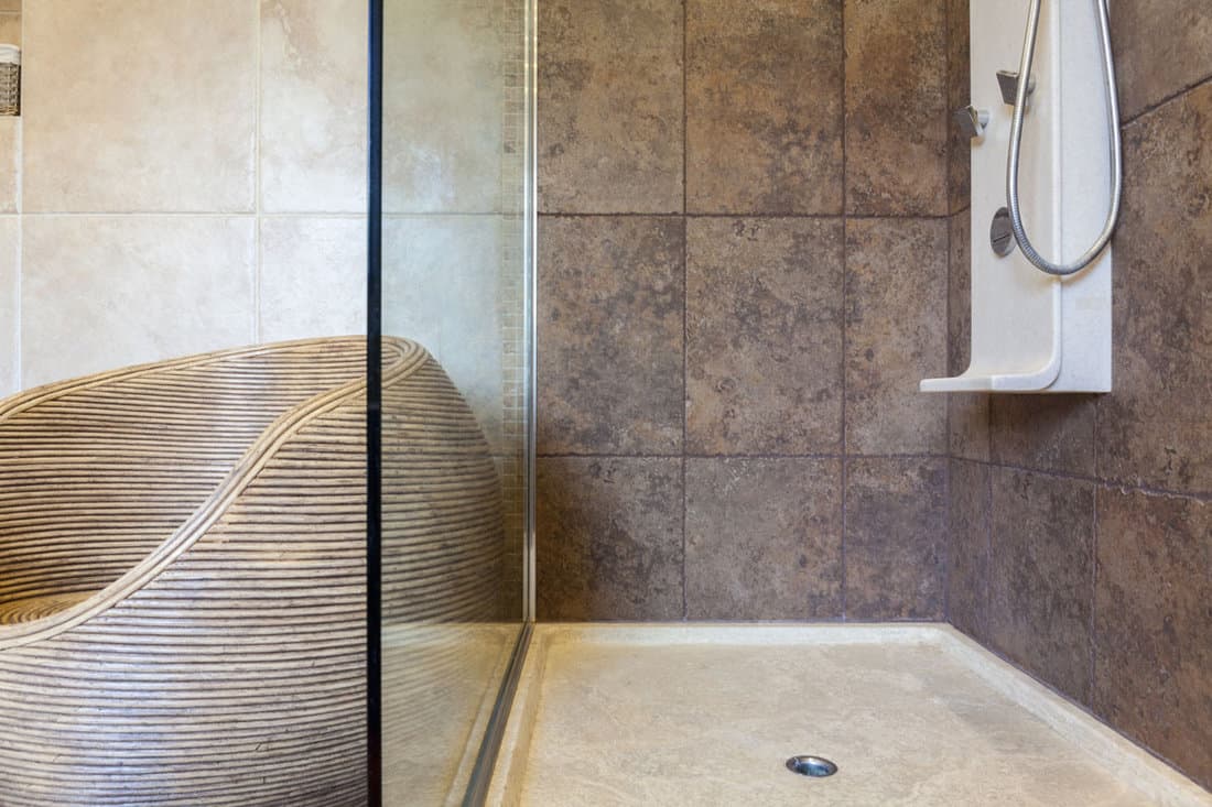 photo of a porcelain-shower-base-bathroom-horizontal
