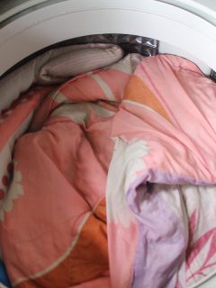 Comforter in washing machine, What Size Washer Do I Need For A Queen Comforter?