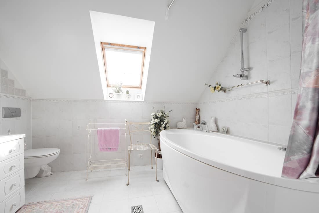 Elegant white batroom in appartement or hotel