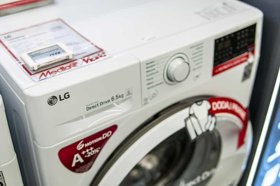Free-standing LG A+++ washing machine on display