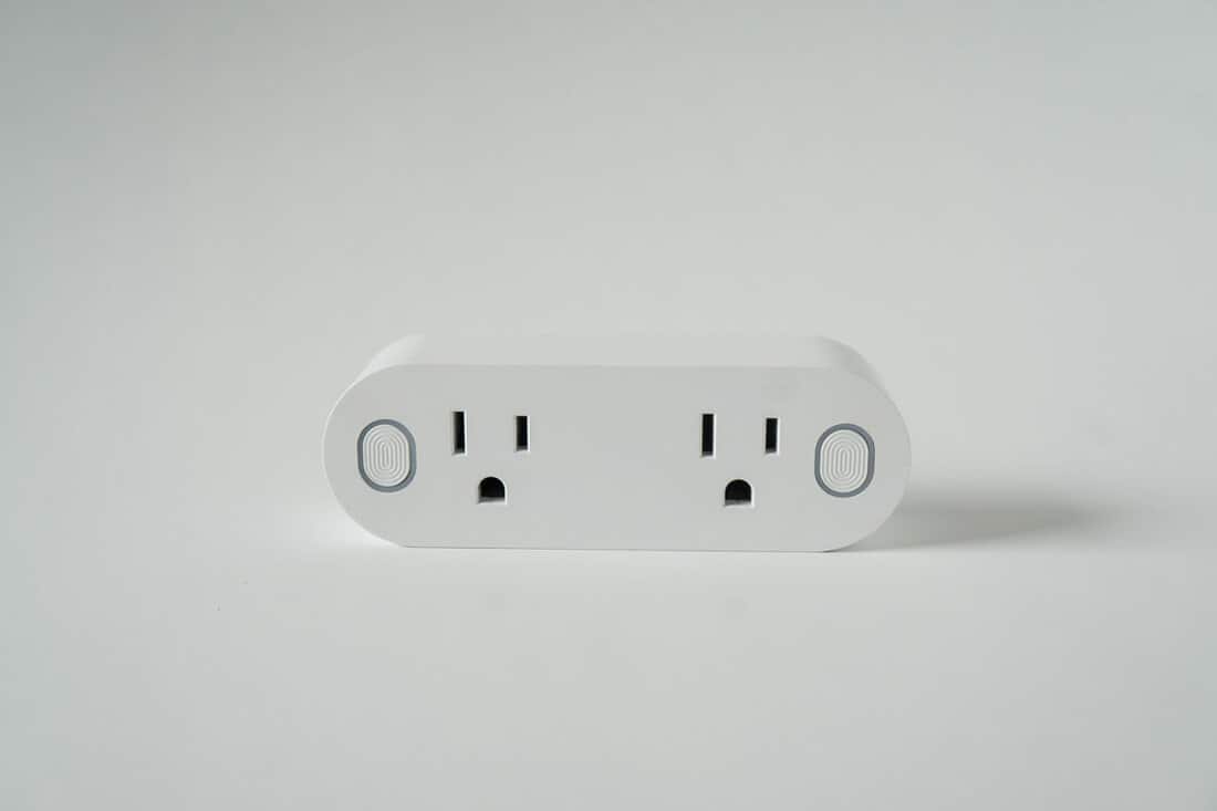 This double smart WIFI plug outlet can switch an electric device on or off via wi-fi