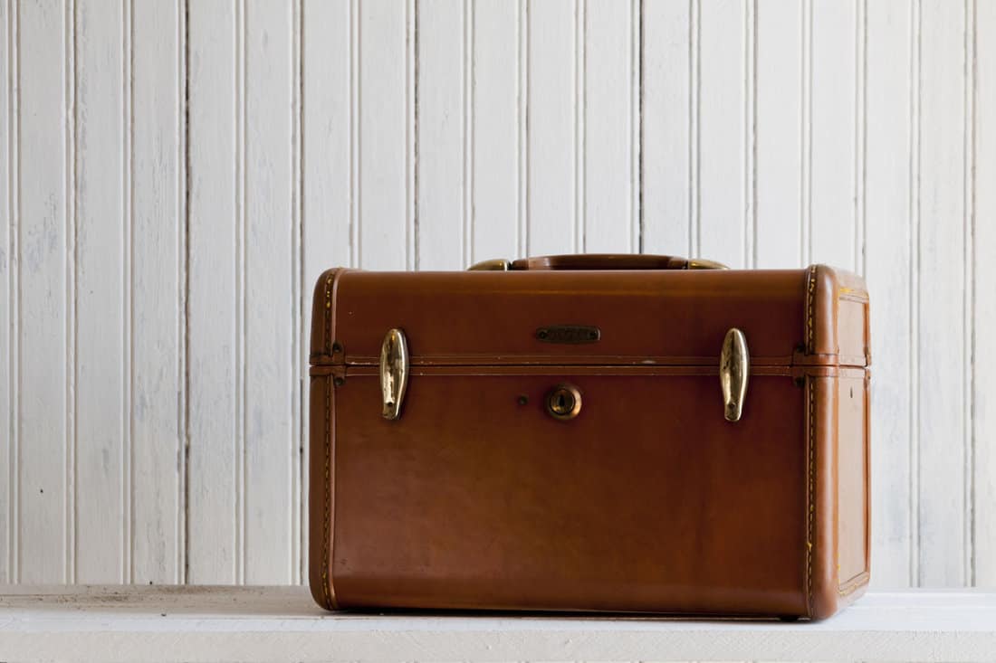 vintage-brown-leather-cosmetic-travelers-suitcase