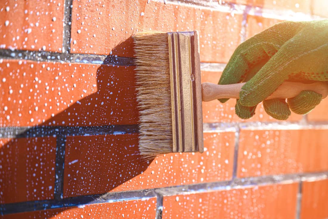 Applying a protective liquid on bricks