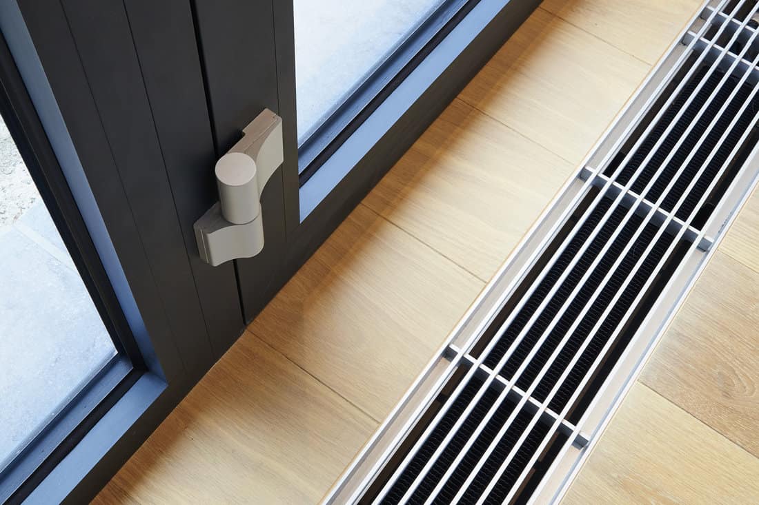 Heating grid with ventilation by the floor in hardwood flooring 
