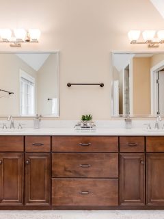 modern house bathroom design with vanity light, How Wide Should A Vanity Light Be Compared To The Mirror?