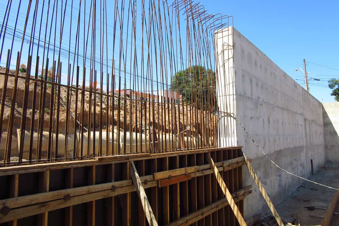 reinforced concrete retaining wall construction