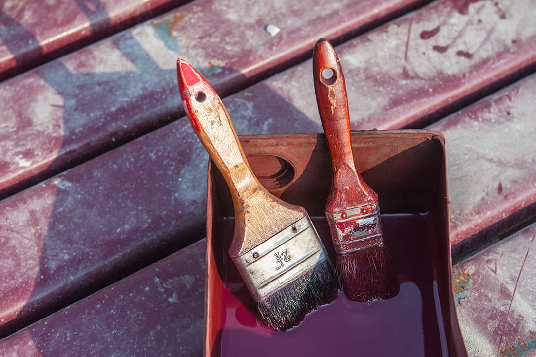 Cleaning paint brush with paint thinner