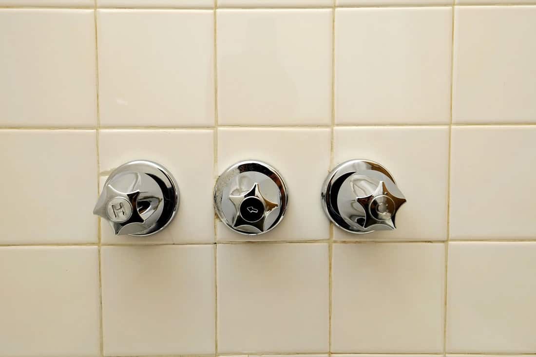 Generic knobs for adjusting water temperature in the bathroom.