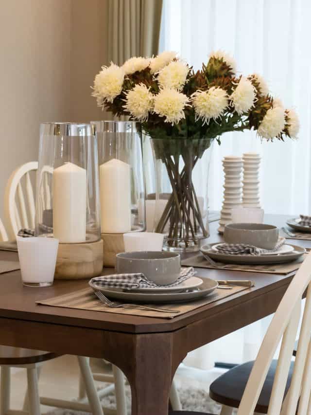 Dining,Table,And,Comfortable,Chairs,In,Modern,Home,With,Elegant