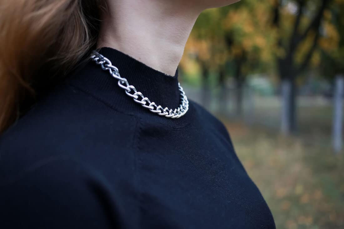 Woman wearing a silver necklace