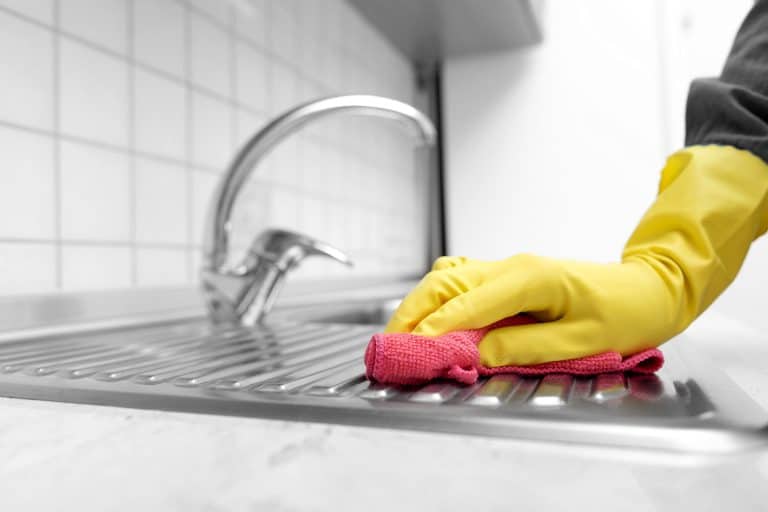 Cleaning the stainless steel sink