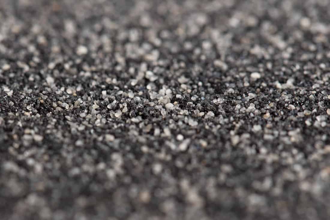 Bituminous granules for asphalt