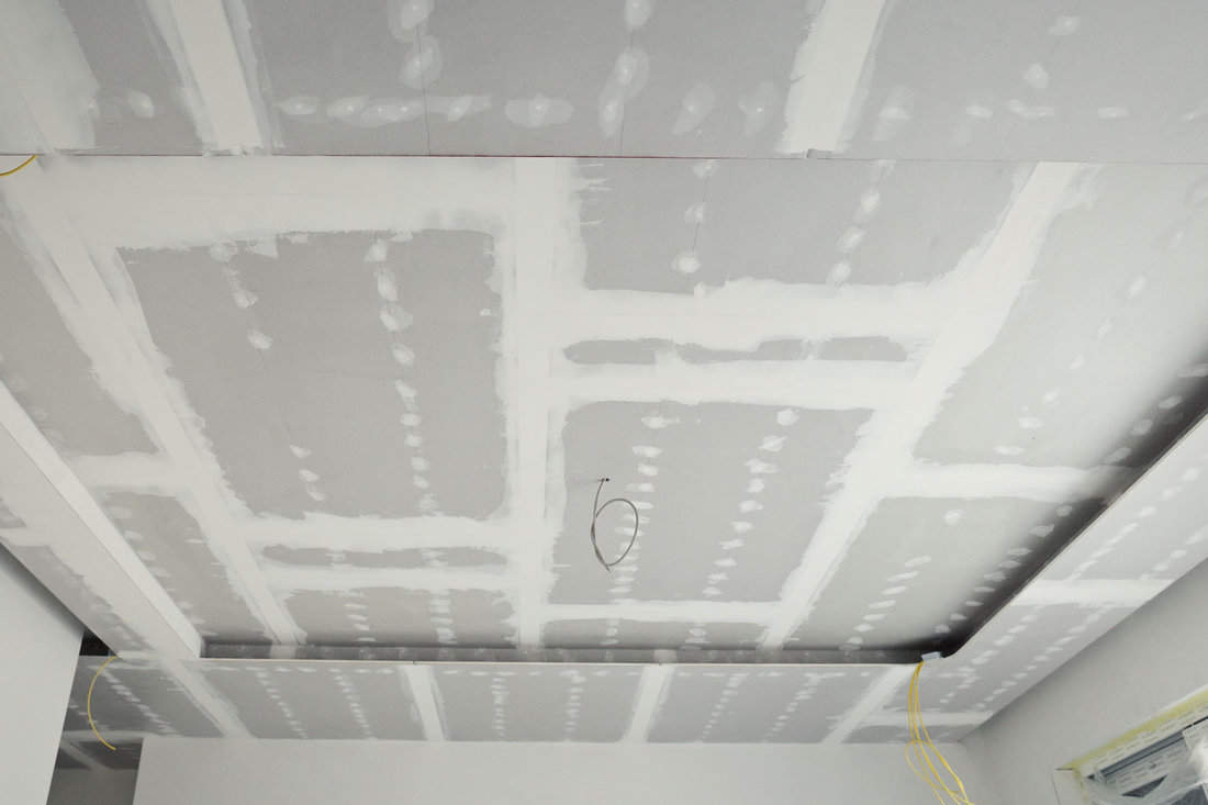 An image capturing a ceiling in the process of waiting for the applied mud to dry.

