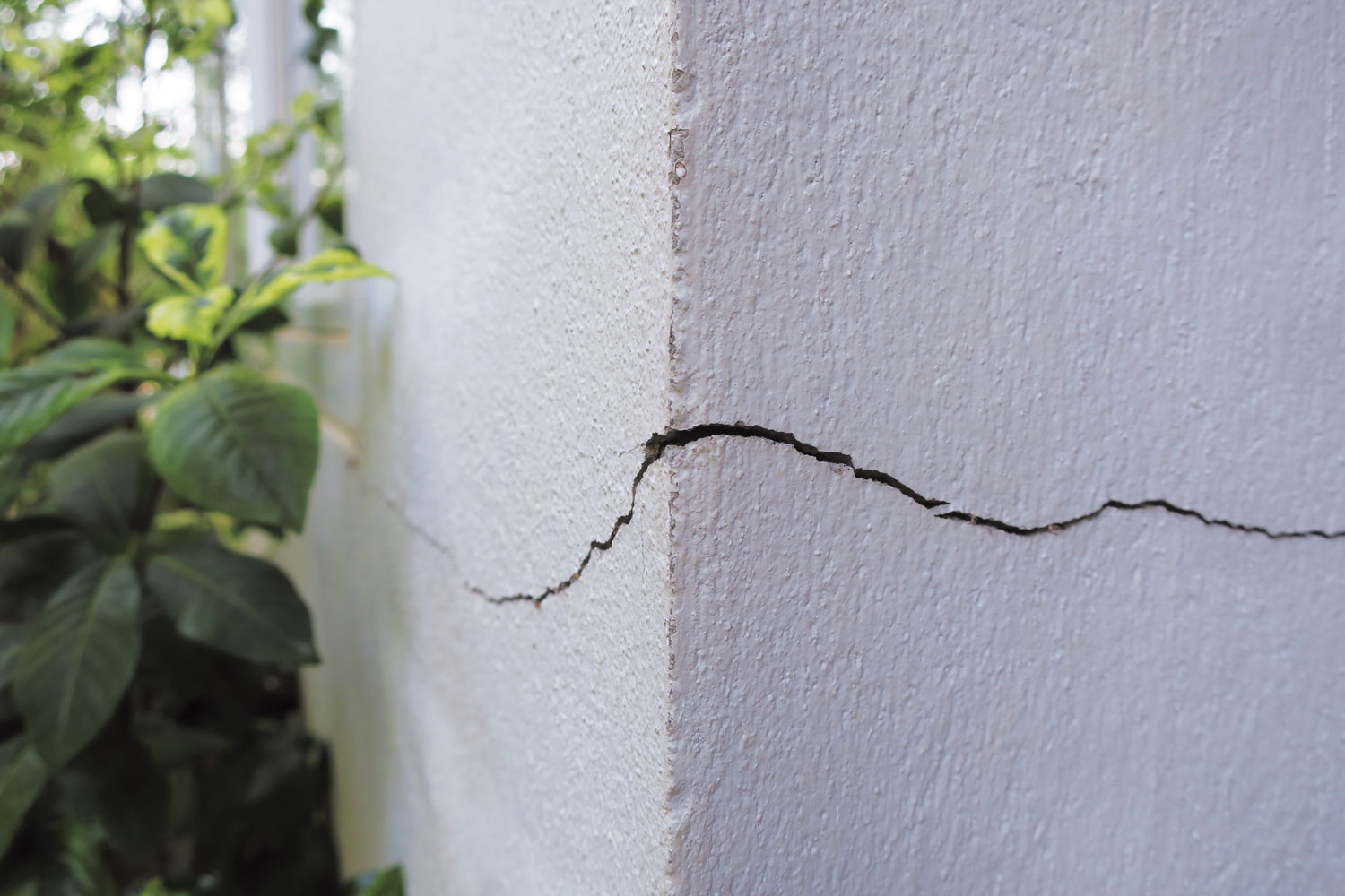 A huge crack on the wall