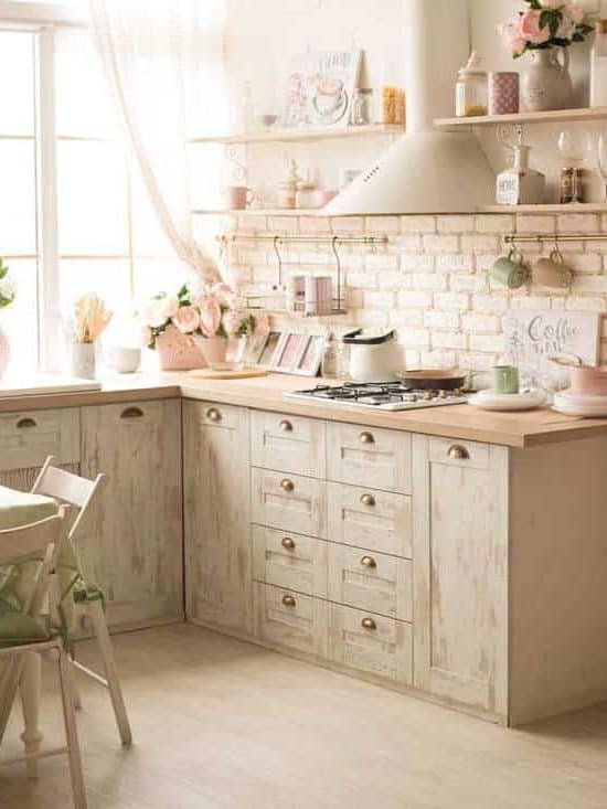 Rustic kitchen with feminine fresh colors and a shabby chic touch